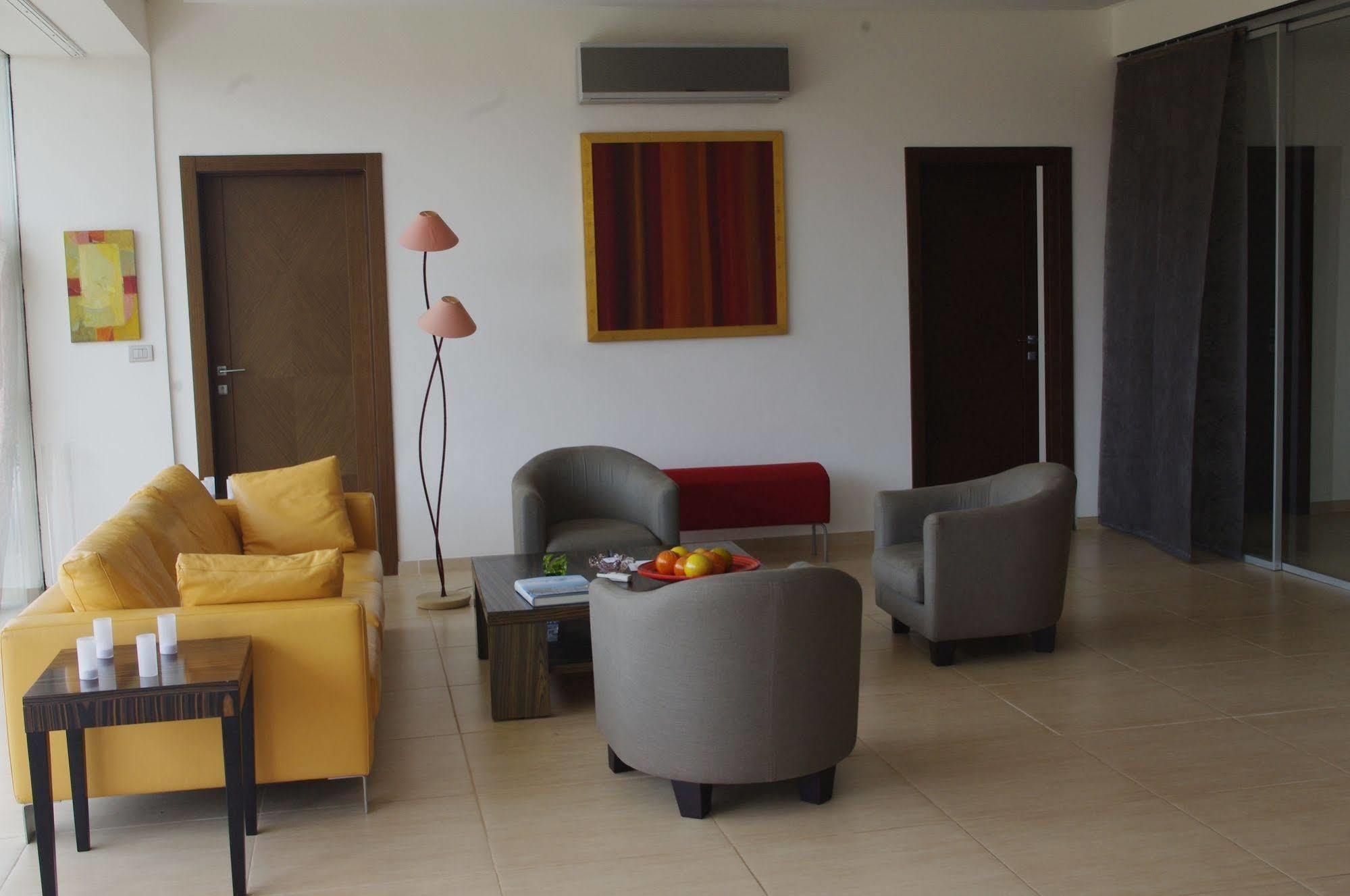 Hotel Maison Rouge โกโตนู ภายนอก รูปภาพ